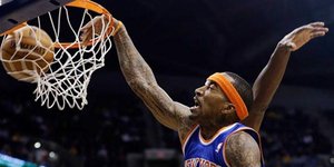 Εντυπωσιακό κάρφωμα γκαρντ στο πρόσωπο αντίπαλου σέντερ [βίντεο]