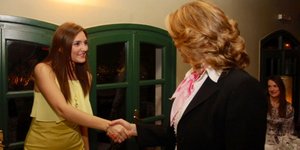 Πολύ θέλει ο άνθρωπος; Η Aγνή Σμπόνια έβγαλε δελτίο Τύπου γιατί συνάντησε τη Γκε