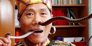 Κινέζος βάζει φίδια στα ρουθούνια του και τα τραβάει από το στόμα του [βίντεο]