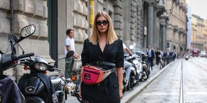 Μια street style star ποζάρει στο φακό/ Φωτογραφία: Shutterstock