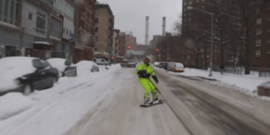 Σνόουμπορντ στη μέση της Νέας Υόρκης: Απολαμβάνοντας τη χιονοθύελλα [βίντεο]