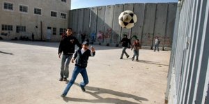 Παιδιά από την Παλαιστίνη έχασαν την μπάλα τους και έστειλαν μήνυμα στον ΟΗΕ για