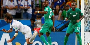 Οι Βρετανοί κάνουν γκάλοπ: Εκανε βουτιά ο Σαμαράς για να πάρει το πέναλτι της πρ