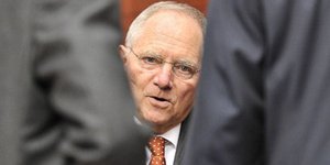 «Επιθεωρητής» Σόιμπλε – Βάφουν το ΥΠΟΙΚ για την επίσκεψή του [εικόνα]