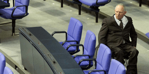 Ο Σόιμπλε αποθεώνει τον Σαμαρά για τις περικοπές μισθών: «Ελπίζω ότι α συνεχίσει