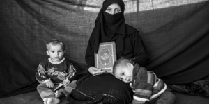 Συγκινητικές φωτογραφίες προσφύγων που κρατούν ότι πολυτιμότερο έχουν [εικόνες]