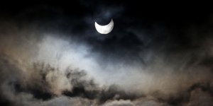 Η σημερινή ηλιακή έκλειψη μας δημιουργεί άγχος και αρνητικά συναισθήματα. Φωτογραφία: AP