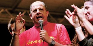 Ο πρόεδρος της Κόστα Ρίκα δεν θέλει τα πορτραίτα του ούτε το όνομά του στους δημ