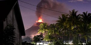 Στιγμιότυπο από έκρηξη του ηφαιστείου Σοπουτάν 