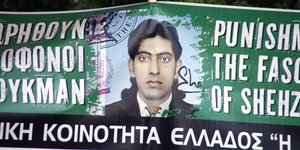 Συγκλονιστικές εικόνες από την περιφορά του νεκρού Πακιστανού στην πλατεία Κοτζι
