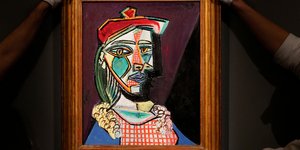 Ο πίνακας «Femme au Beret et la Robe Quadrillee" (Marie-Therese Walter)». Φωτογραφία: AP