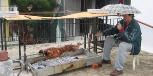 Με... ομπρέλες το σούβλισμα του παραδοσιακού οβελία!