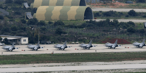 Προσήγαγαν δημοσιογράφο του ΣΚΑΪ που έκανε ρεπορτάζ στη βάση της Σούδας