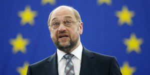 Σουλτς: Ο Μπερλουσκόνι συνιστά απειλή για την Ευρώπη