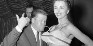 Να τί χρησιμοποιούσαν οι γυναίκες πριν ανακαλυφθεί το Wonderbra [εικόνες]