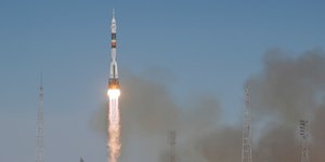 Ο πύραυλος μετέφερε τον Αμερικανό αστροναύτη Νικ Χέιγκ και τον Ρώσο αστροναύτη Αλεξέι Οβτσίνιν (Φωτογραφία: ΑΡ//Dmitri Lovetsky)