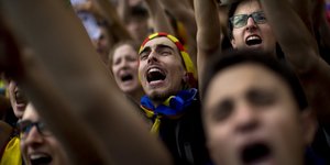 Η Μαδρίτη στέλνει επιπλέον αστυνομία στην Καταλονία για να μην γίνει το δημοψήφισμα/Φωτογραφία: Emilio Morenatti/AP 