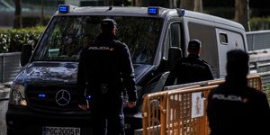 Τρεις τραυματίες από την πτώση αυτοκινήτου επάνω σε πεζούς. Φωτογραφία: AP
