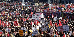 Το γύρο του Διαδικτύου κάνουν εικόνες από τη Μαδρίτη - Πως ξεσπούν πάνω στα ΑΤΜ