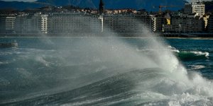 Δύο άνθρωποι παρασύρθηκαν από πελώρια κύματα στη βόρεια Ισπανία και πνίγηκαν (Φωτογραφία: ΑΡ) 