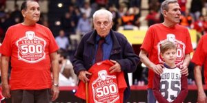 Στο μέσον της φωτογραφίας ο Αλέκος Σπανουδάκης