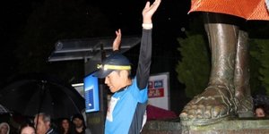 Ο Ισικάουα πανηγυρίζει μετά τον τερματισμό/ Φωτογραφία: ΑΠΕ