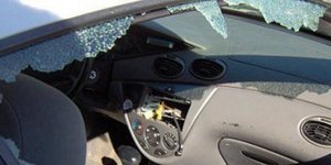 Εσπαγαν τα τζάμια και «άδειαζαν» τα αυτοκίνητα στο κέντρο της Αθήνας