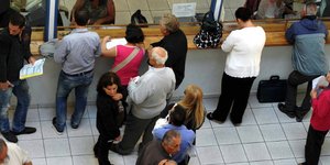 Spiegel: Οι Ελληνες αντιμετωπίζουν φοροκαταιγίδα -Δεν αντέχουν άλλα χρέη