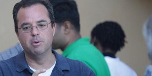 Ο άνθρωπος πίσω από τις αποκαλύψεις των FT επιμένει: Θα σας πέταγαν εκτός ευρώ ε