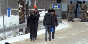 Ο Εσθονός Ράιβο Σούζι κι ο Ρώσος Άντερν Ζιντσένκο διασταυρώνονται σε γέφυρα