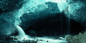 Απίστευτες εικόνες από τις παγωμένες σπηλιές της Αλάσκα [εικόνες]