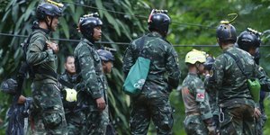 Διασώστες ετοιμάζονται να μπουν στο σπήλαιο (Φωτογραφία: AP/ Sakchai Lalit)