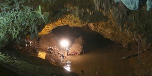 Ερευνες στη σπηλιά/Φωτογραφία: AP