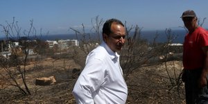 Ο υπουργός Υποδομών κατά την επίσκεψή του στο Μάτι-Φωτογραφία: Intimenews/Γιάννης Λιάκος