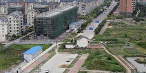 Ζει στη μέση της λεωφόρου και εξαγριώνει τους εργολάβους