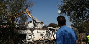 Γκρέμισμα σπιτιών στο Μάτι/Φωτογραφία: IntimeNews