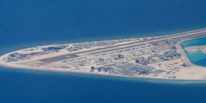 Κινεζικές στρατιωτικές εγκαταστάσεις στον τεχνητό ύφαλο Σούμπι στη Νότια Σινική Θάλασσα (Φωτογραφία: ΑΡ)