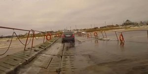 H πιο τρομακτική γέφυρα στον κόσμο – Τα αυτοκίνητα περνούν απέναντι ουσιαστικά ε