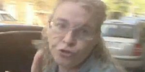 Η Ζαρούλια εκτός εαυτού: Πετάει καφέ σε δημοσιογράφο