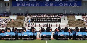 Εικόνες - σοκ από την Κίνα: Δεκάδες άνθρωποι δικάζονται μαζικά σε στάδιο ενώπιον