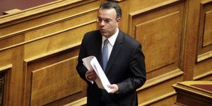 Σταϊκούρας: Στα 3