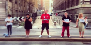 Επαναστάτες στο πόδι: Οι Standing men της Τουρκίας ενέπνευσαν παγκόσμιο κίνημα [