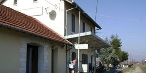 Μπήκαν στον σιδηροδρομικό σταθμό και διέλυσαν ό