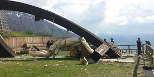 Νεαρός σκοτώθηκε στην Ιταλία όταν καταπλακώθηκε από σταυρό που τιμά τον πάπα Ιωά