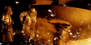 Εργαζόμενοι στη γερμανική χαλυβουργία Salzgitter AG (Φωτογραφία αρχείου: ΑΡ)