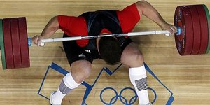 Αρσιβαρίστας δέχτηκε την μπάρα με 196 κιλά στον αυχένα του [βίντεο]