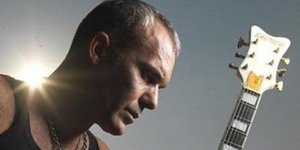 Στέλιος Ρόκκος: «Ο Γιώργος Νταλάρας δεν είναι καραγκιοζάκι» [βίντεο]