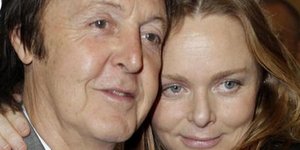 Η Στέλα Μακάρτνεϊ «άναψε» φωτιές στο Instagram με φωτογραφία από τα ελληνικά γλ