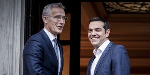 Ο ΓΓ του ΝΑΤΟ Γενς Στόλτενμπεργκ με τον πρωθυπουργό Αλέξη Τσίπρα- φωτογραφία intimenews