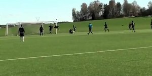 Απίστευτη επέμβαση τερματοφύλακα με ανάποδο ψαλιδάκι [βίντεο]